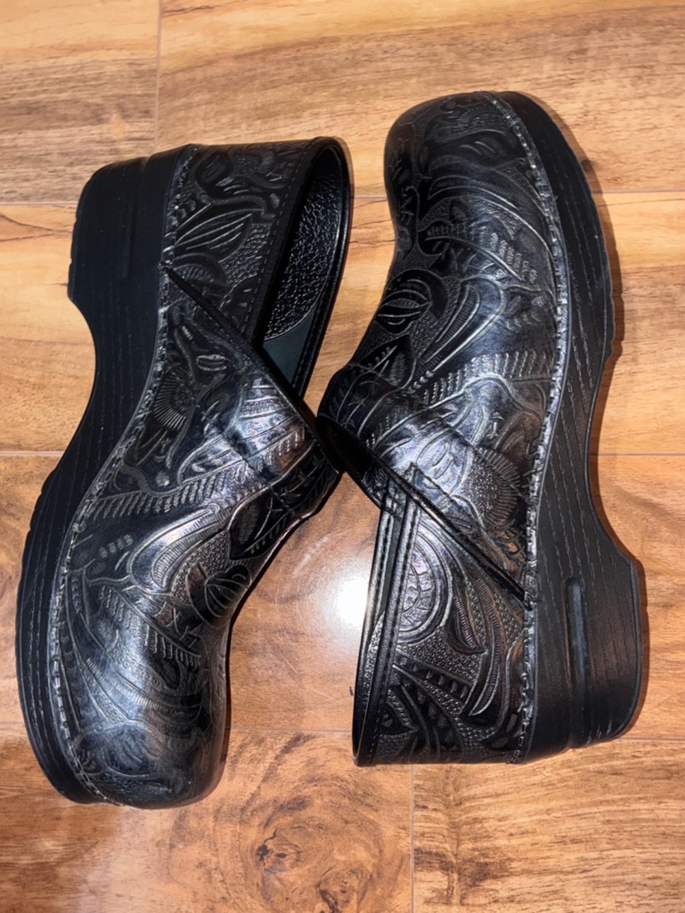 Dansko Professional Black Leather Tooled Clogs - size 41 (US 10.5/11) - Picture 8 of 10